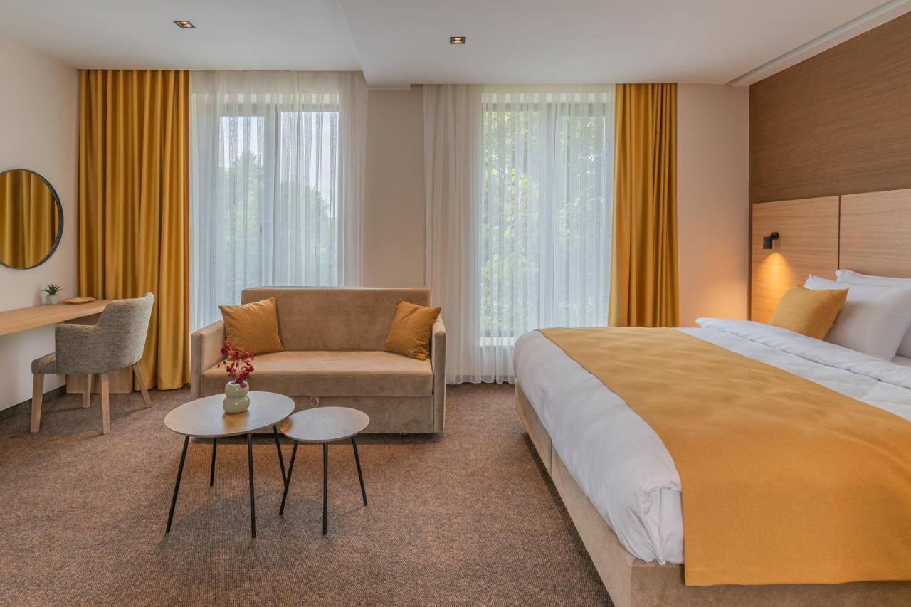 Hotel Osetia Garden Momchilgrad Eksteriør bilde